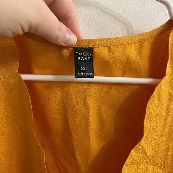 Emery Rose scalloped tank 2x - Picture 3 of 4